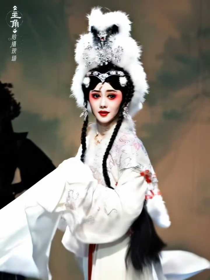 燥候易青娥一公舞台赢得满堂喝彩 刘浩存《主角》易青娥登台这场戏在各平台都很出圈，