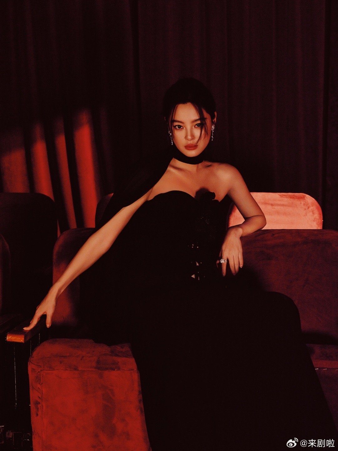 辛芷蕾微博之夜ES高定辛芷蕾把微博之夜走成了个人电影大片！ES高定长裙勾勒曼妙曲