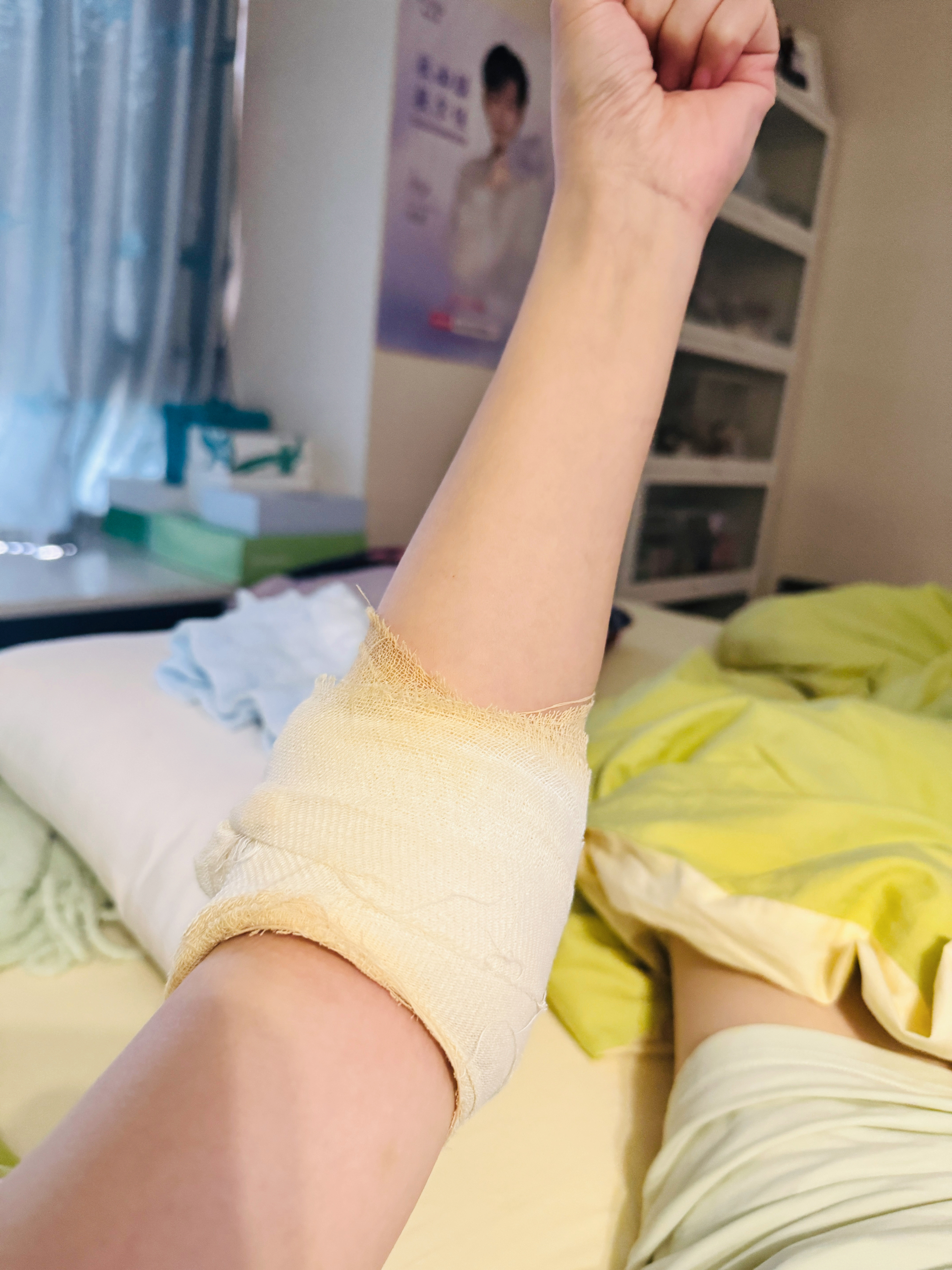 感觉我的手要被草药腌入味了不过确实更直了有木有，努力没有白费 