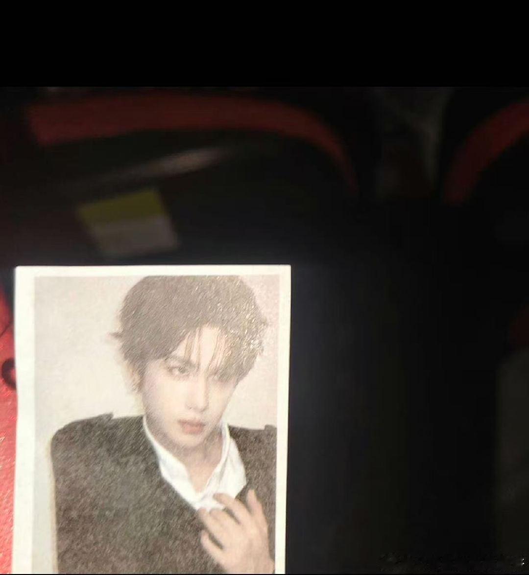黄明昊演唱会彩带是未公开照片黄明昊演唱会彩带是他的照片 哇 这个是真想要 ​​​