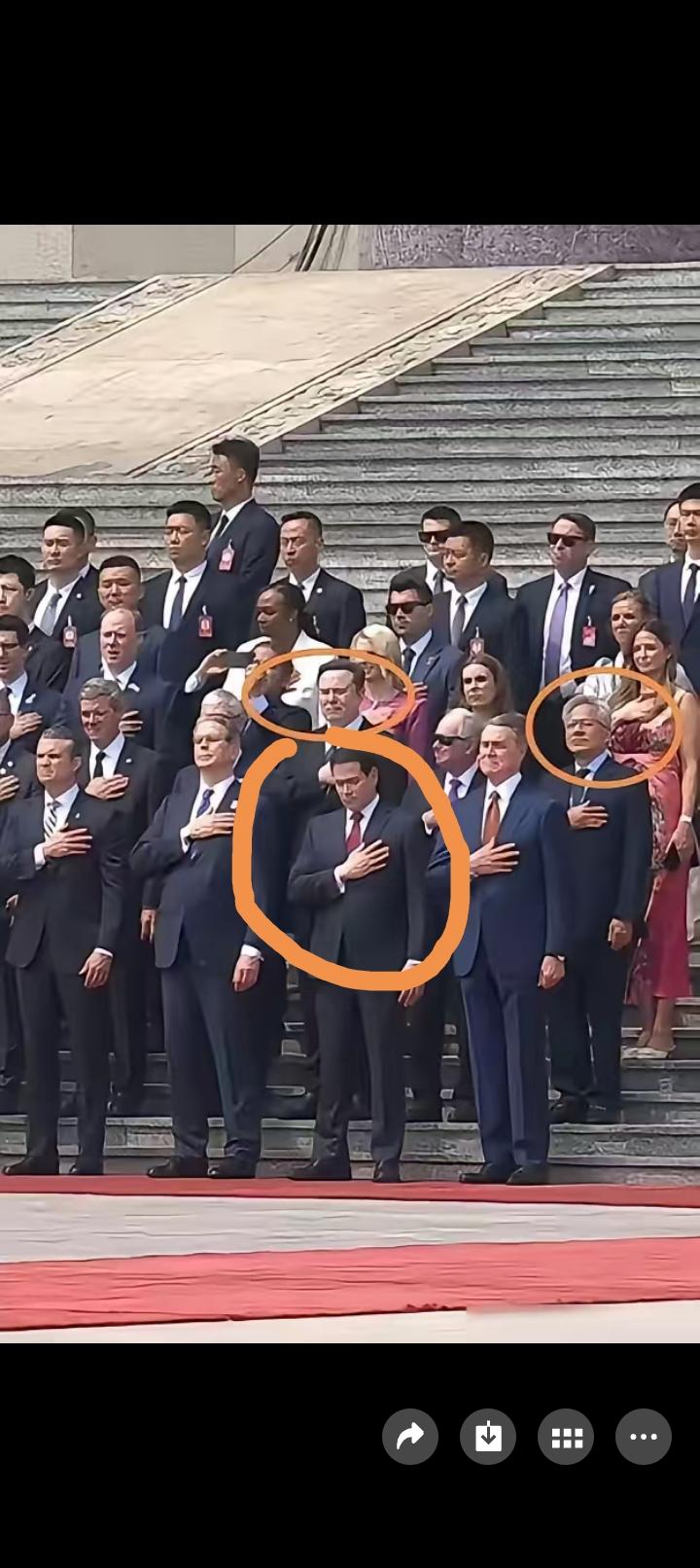 不懂就问，这是什么情况？这么隆重的仪式上，所以人都抬头挺胸，唯有鲁比奥一人低下？