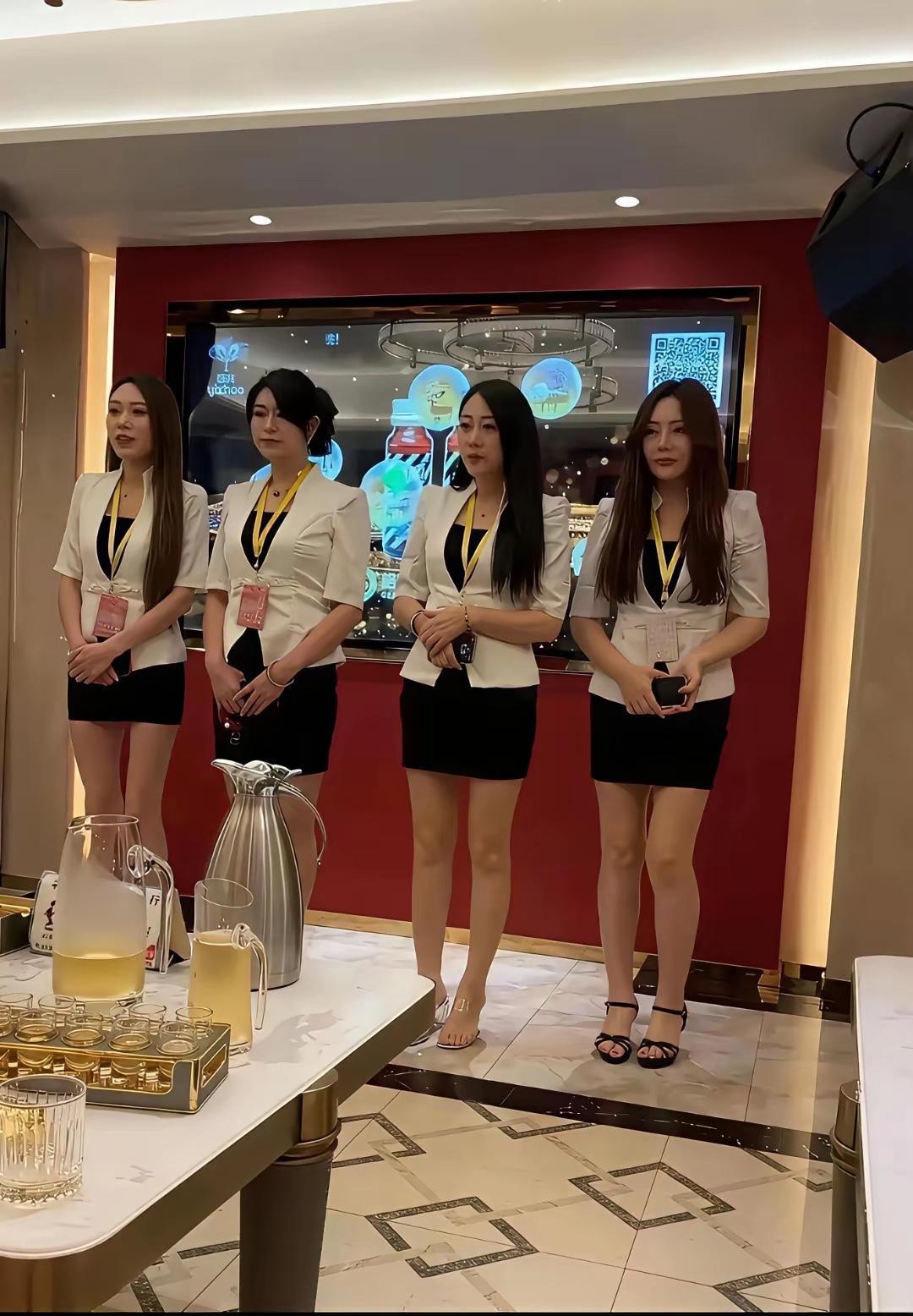 听说他们这些服务员的工资都是很高的，比很多普通打工人工资要高出来很多，不知道他们