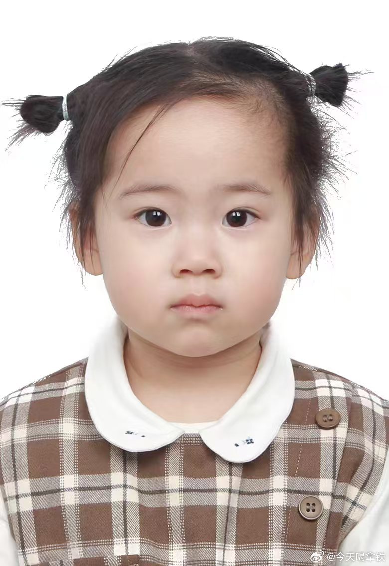 幼儿园入园照——第一天上幼儿园哭的哇哇的——小班拍的形象照——一年级入学照小孩就