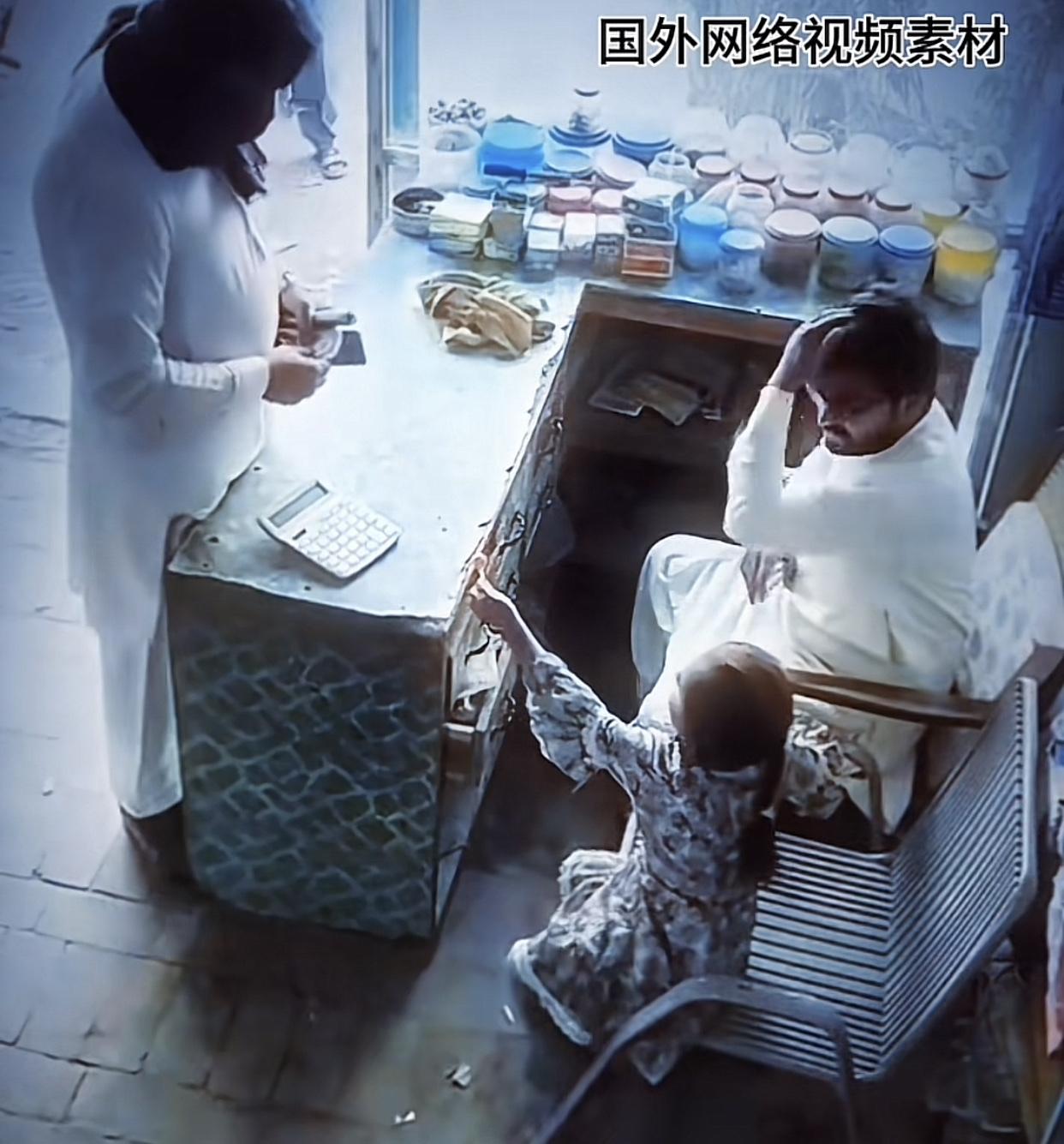 再冰冷的心也抵不过一份纯真的善意。这一刻周星驰的电影片段照进了现实。
巴基斯坦一