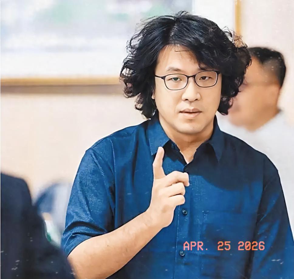就在刚刚，
“台独分子”沈伯洋发表声明，
4月25日，现任台北市长蒋万安和民进党