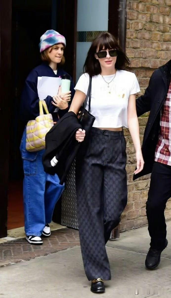 达妹真是把“不费力时髦”玩明白了🤩 她穿搭看着简单——白衬衫、牛仔裤、针织裙，