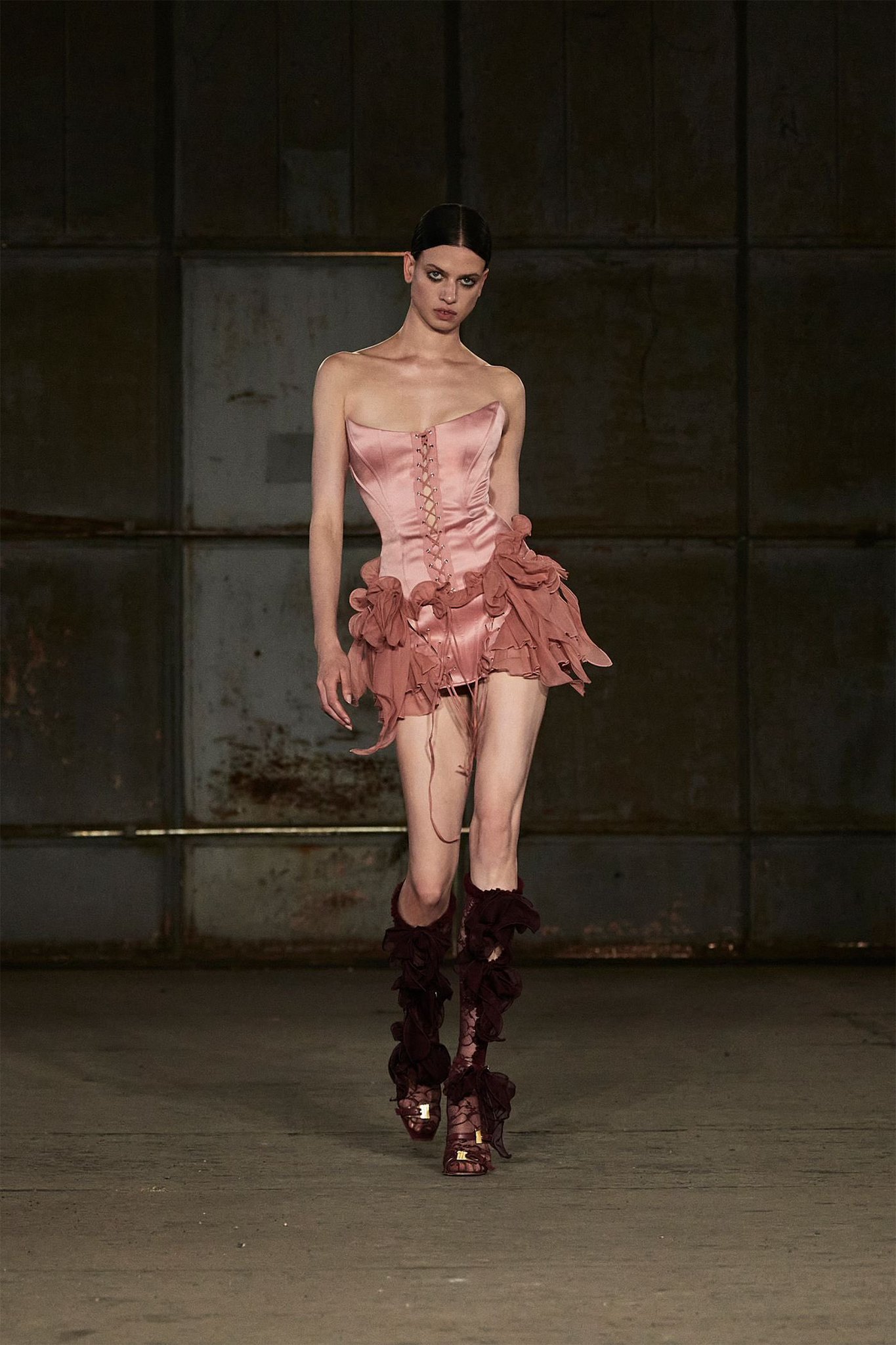 Aniye Records S/S 2026在暗黑哥特式美学上盛开的花朵 