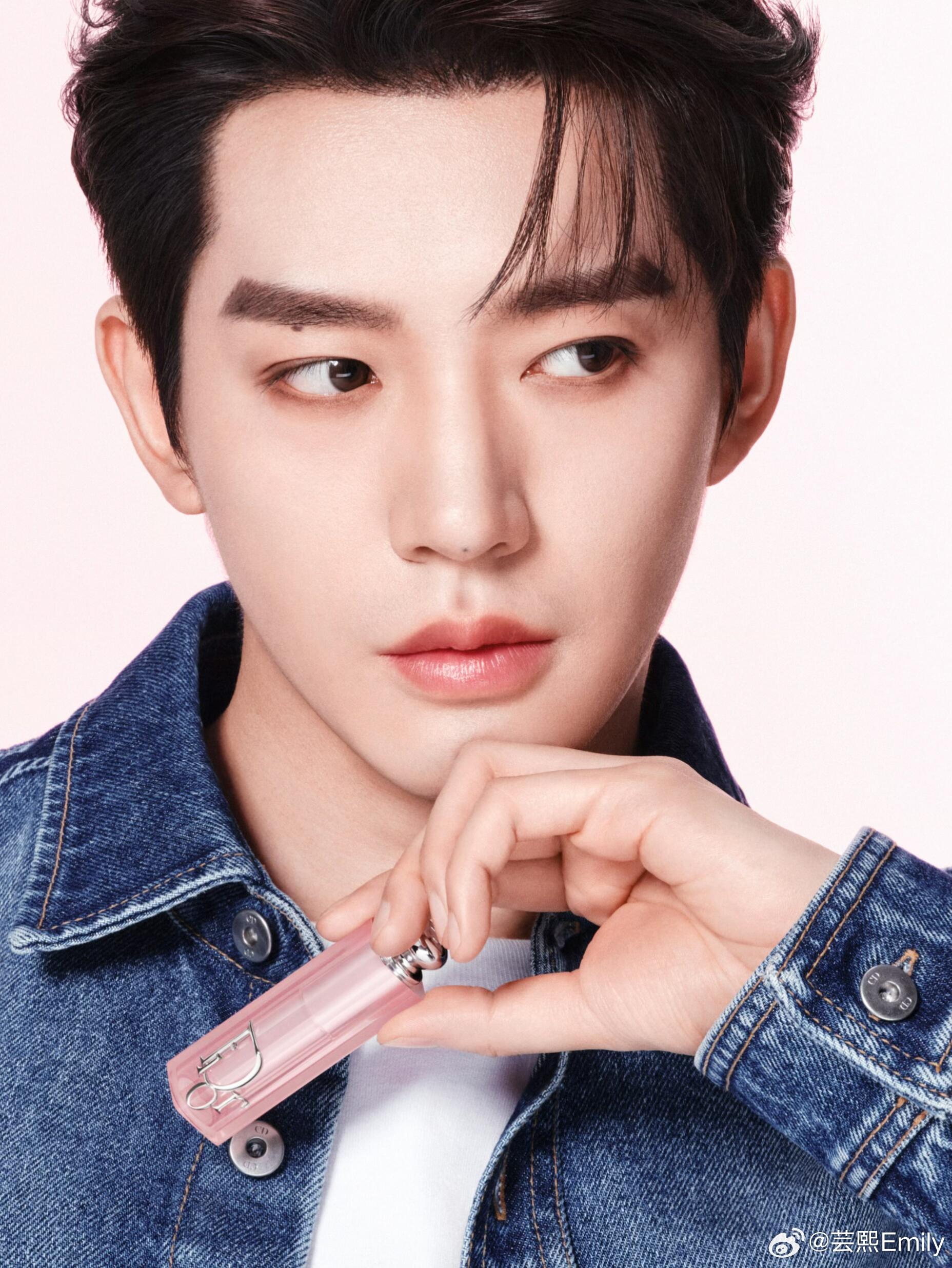 迪奥全球美妆大使邓为全新唇部大片温柔上线！清透粉调唇妆搭配简约牛仔外套，将少年感