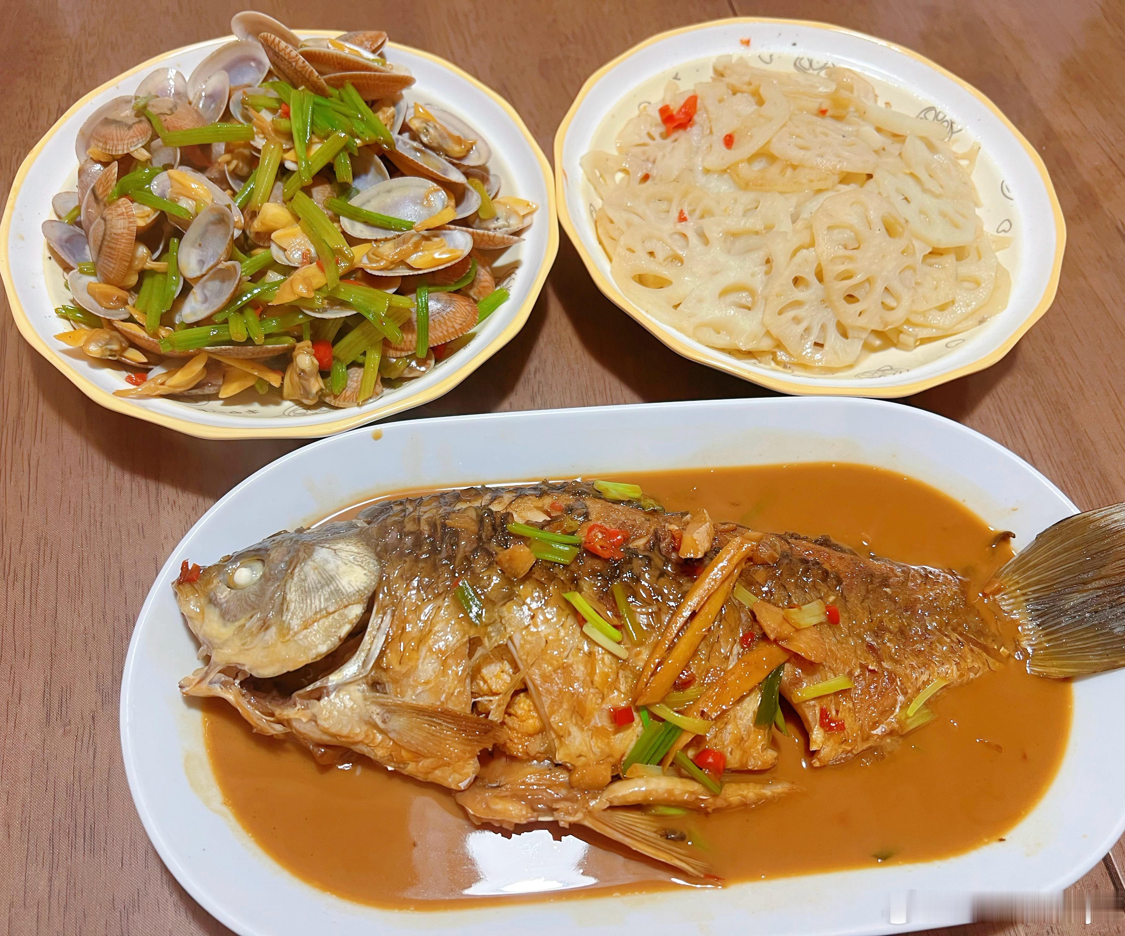 今天的晚饭比平日晚了些好好吃饭，好好生活