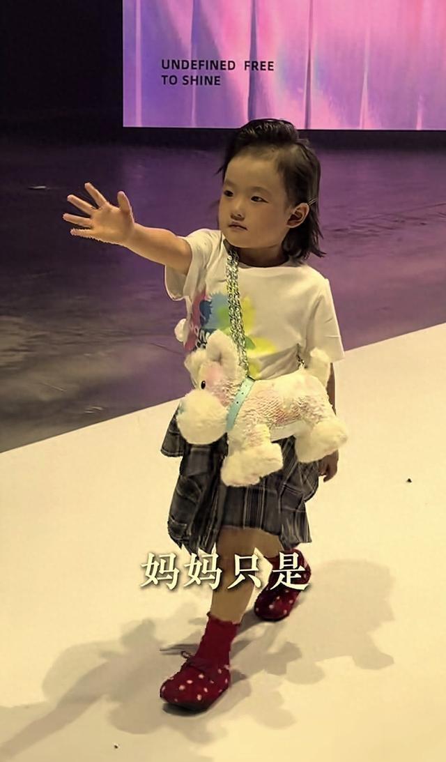 闪闪这两天可是真是出名了，在杭州的表演谁看了都羡慕，都说这个孩子了不起。

闪闪