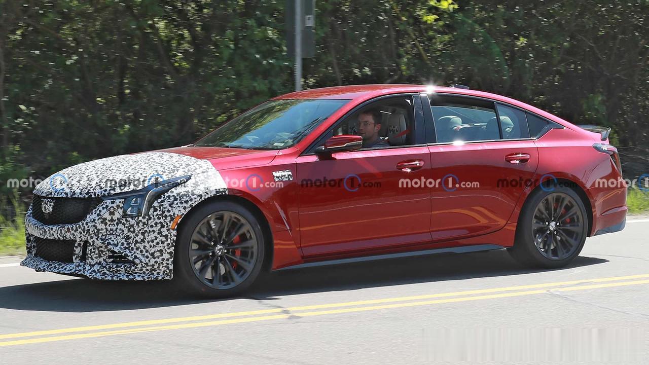 2024款凯迪拉克CT5 V黑翼版谍照，前脸更换了最新的CT5设计（貌似不太好看