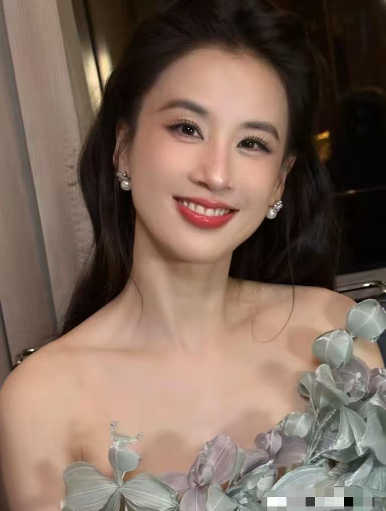 节目组估计头疼了！
他们千不该万不该，不该没提前摸透黄圣依的脾气，
万万没想到会