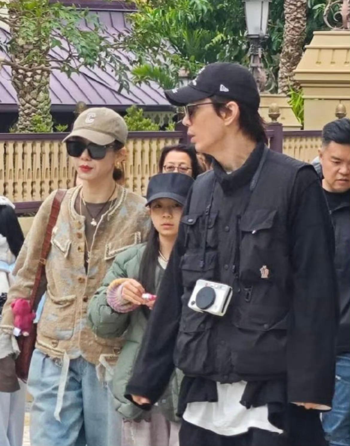 戚薇李承铉女儿11岁近照Lucky十一岁就那么高啦，从可爱的小女孩长成清冷感小妹