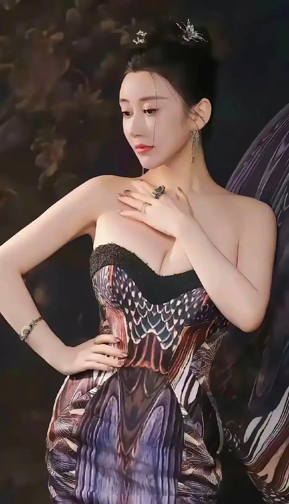 十年美艳女配，终于撕掉标签！
 
姜彦希在《破茧之战》里演PTSD刑警，哭戏冲上