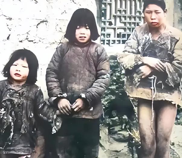 民国初年，人能穷成什么样子？这一张老照片告诉你，没有最穷，只有更穷。
在民国初年