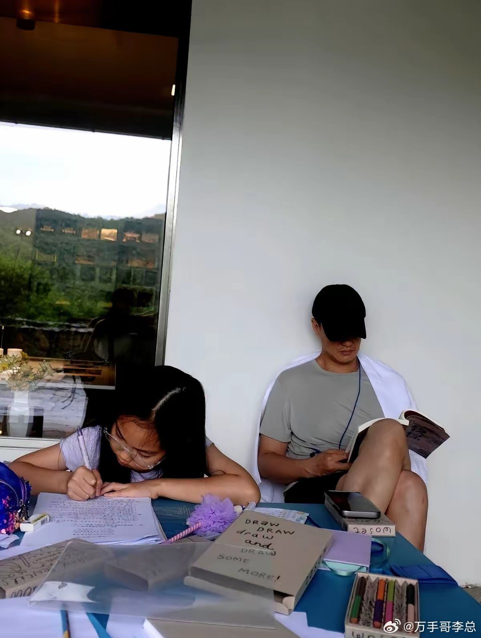 朱丹只发了两张照片，没有解释，也没有刻意表达情绪，但这反而让人看见了婚姻最真实的