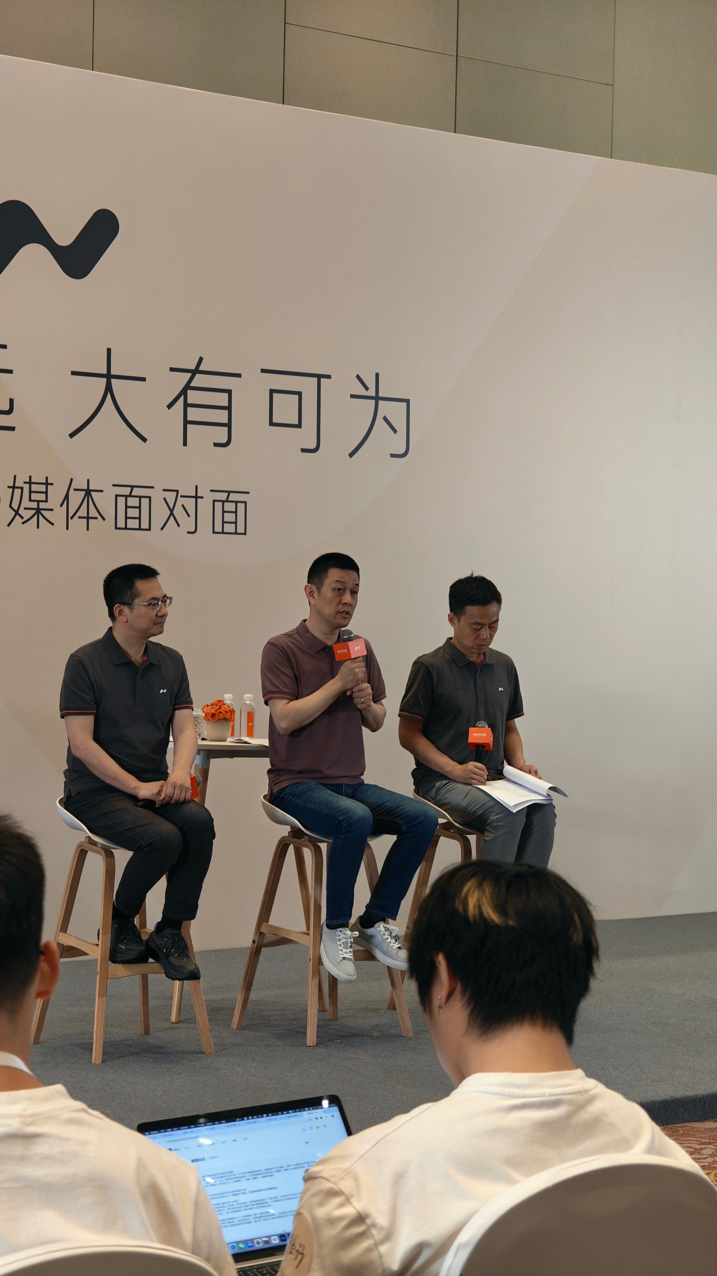 斌哥：我也要向年轻投资者学习。他正在讲整个团队的协作，以及他工作和生活中作决策有