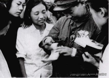 1950年11月中南军区战斗英雄郭俊卿出席了武汉市妇联召开的茶话会，这是会后大家