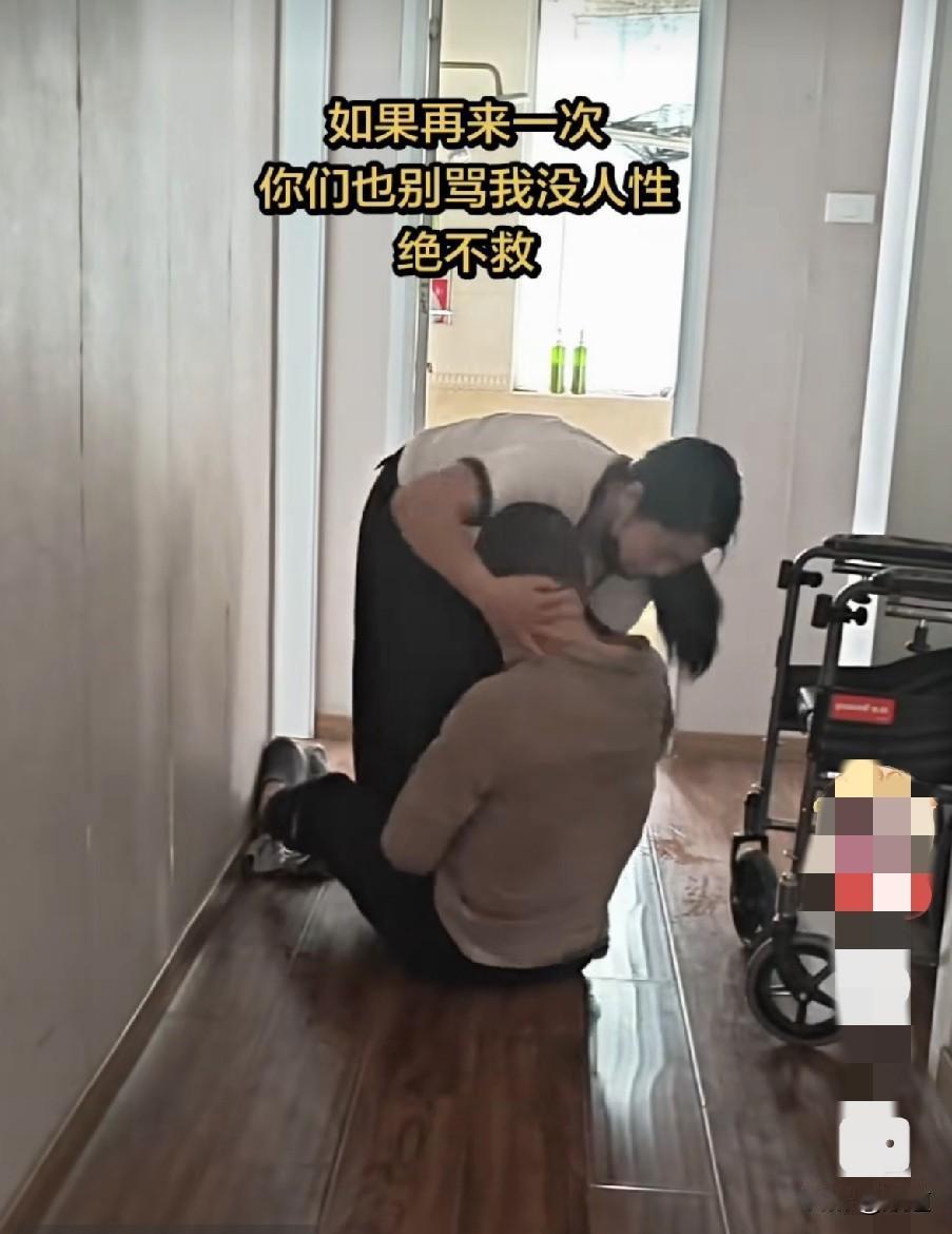 像这种，真的是太难了。
丈夫脑梗三次，瘫痪在床，妻子本想推轮椅去马桶上大便，可是