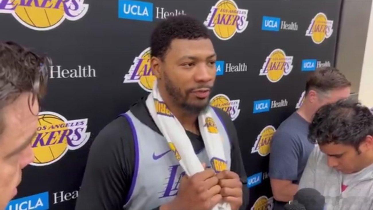 斯玛特表示，他今天训练后的感觉很好，计划出战明天与马刺的NBA杯1/4决赛！斯玛