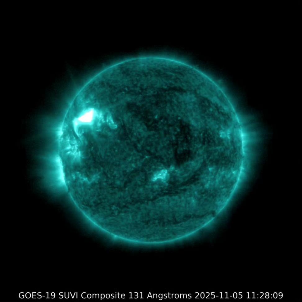 【未来3天或有大地磁暴，我国北方大部有机会看到极光】红绿复合极光 据国家空间天气