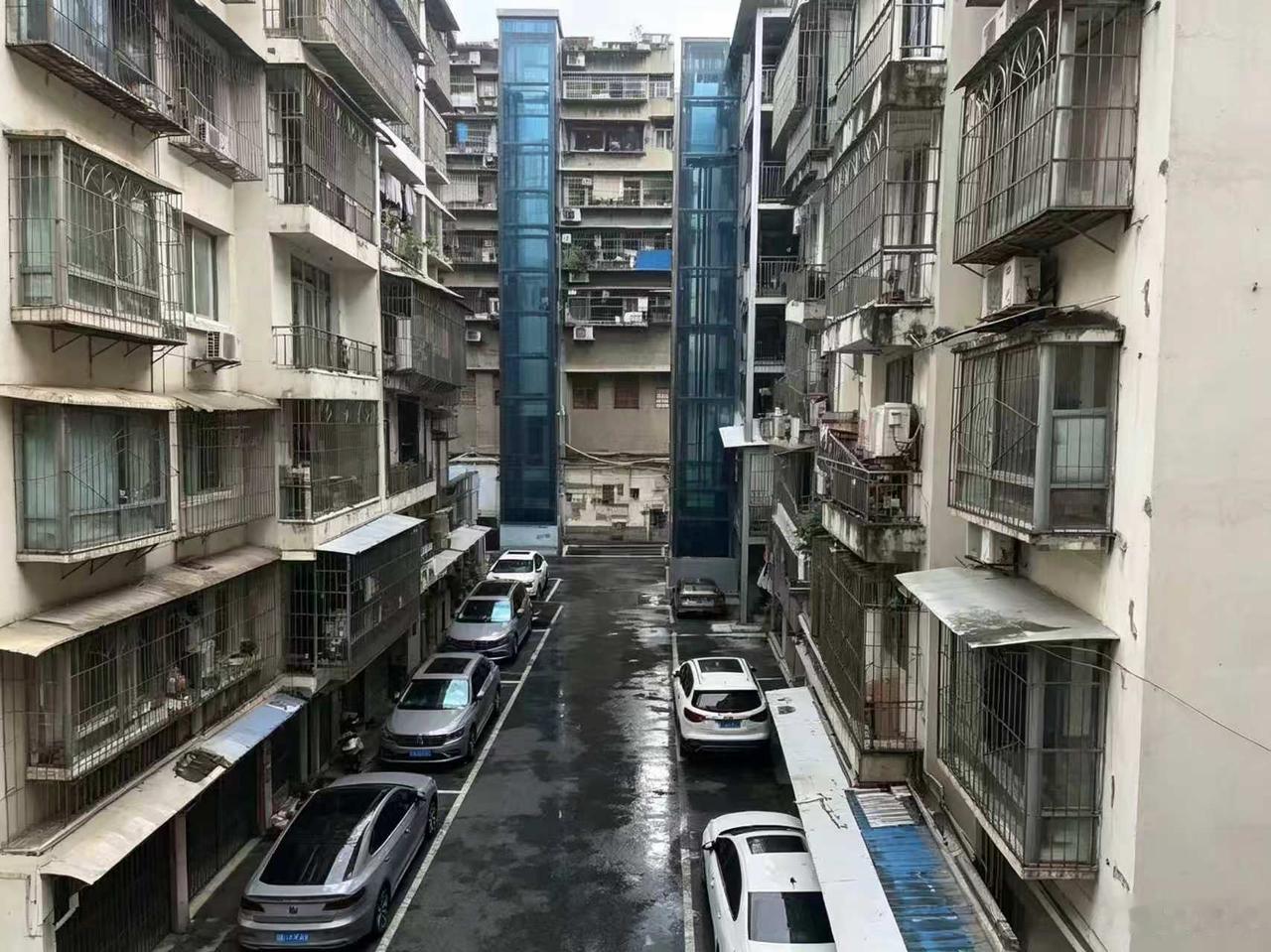 加装电梯堵了消防通道！一场大火，差点把人烧死。

四川射洪，9月17日清晨5点半