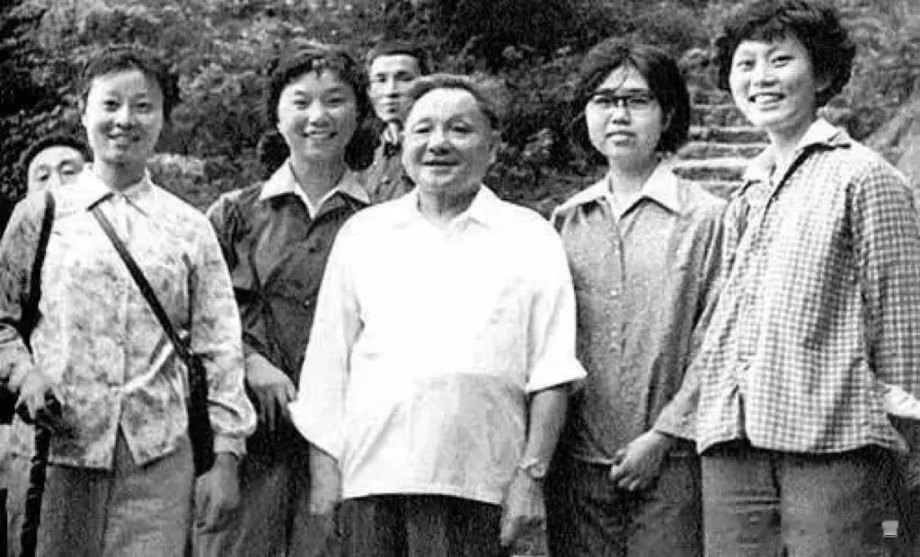 1979年，几位恢复高考后进入大学校门的莘莘学子在登黄山时偶遇邓小平，当面表示感