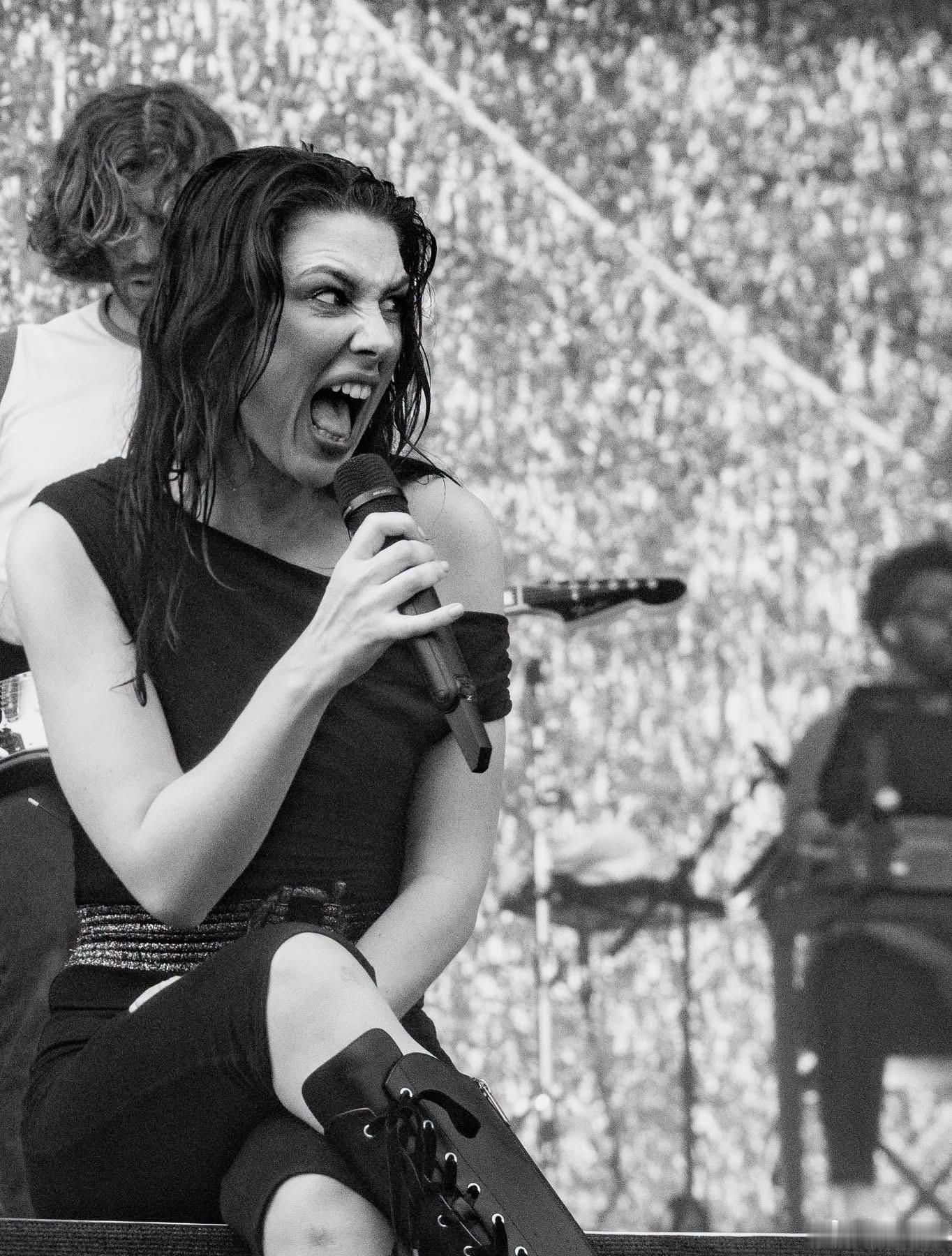 今天是 Wolf Alice 主唱Ellie Rowsell的34岁生日🎂（1