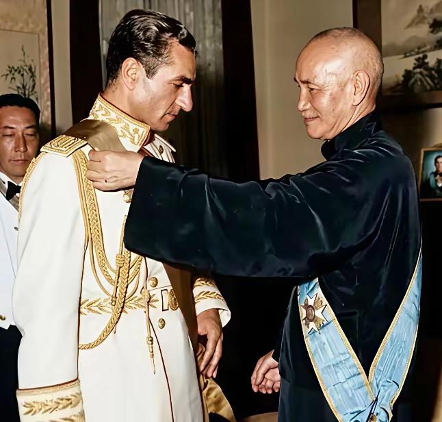 王铎：老蒋，曾经给伊朗国王巴列维授勋。