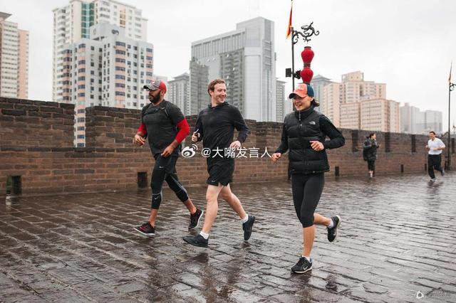 慢跑了4公里，爽爽地跑回来张雪峰老师因心源性猝死去世 ，张老师被推上担架车是穿着