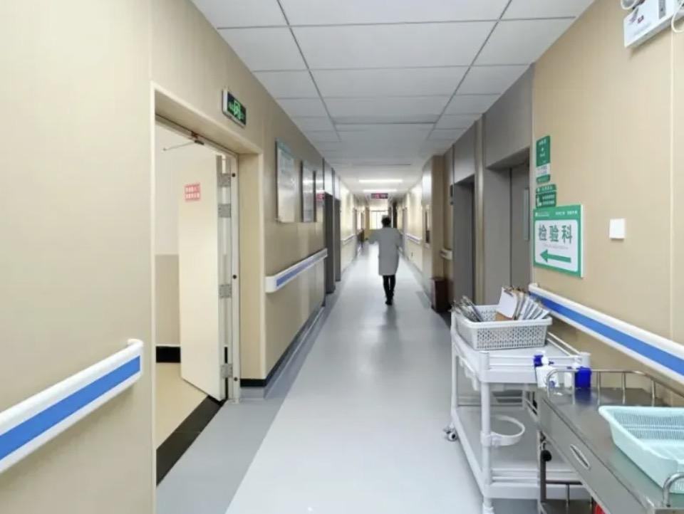 女子引产被拒后诞下女婴，医生违规抱养导致医院被罚这事，虽然这事从法律的角度出发，