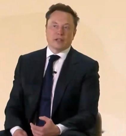 马斯克最近一次访谈里扔出一个数字：每年200吉瓦的太阳能（美国用电负荷是 500