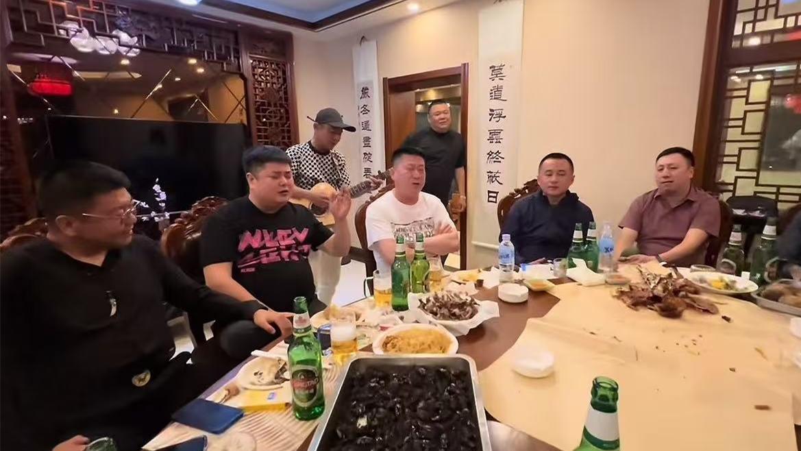 说张鹤伦是酒蒙子，一点都不冤枉他。与好友山东聚会，微醺之后，带头高歌，很是尽兴。