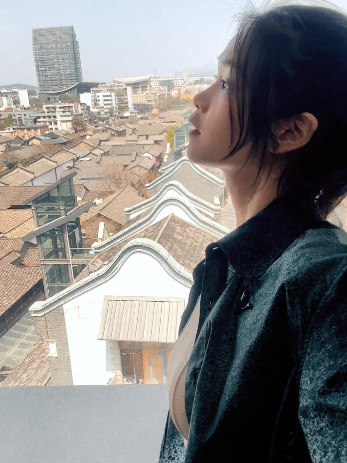 祝我们都能
走出自己的小胡同
实在不行
那我们打飛滴嘍

昆明很美 遇到了很多很