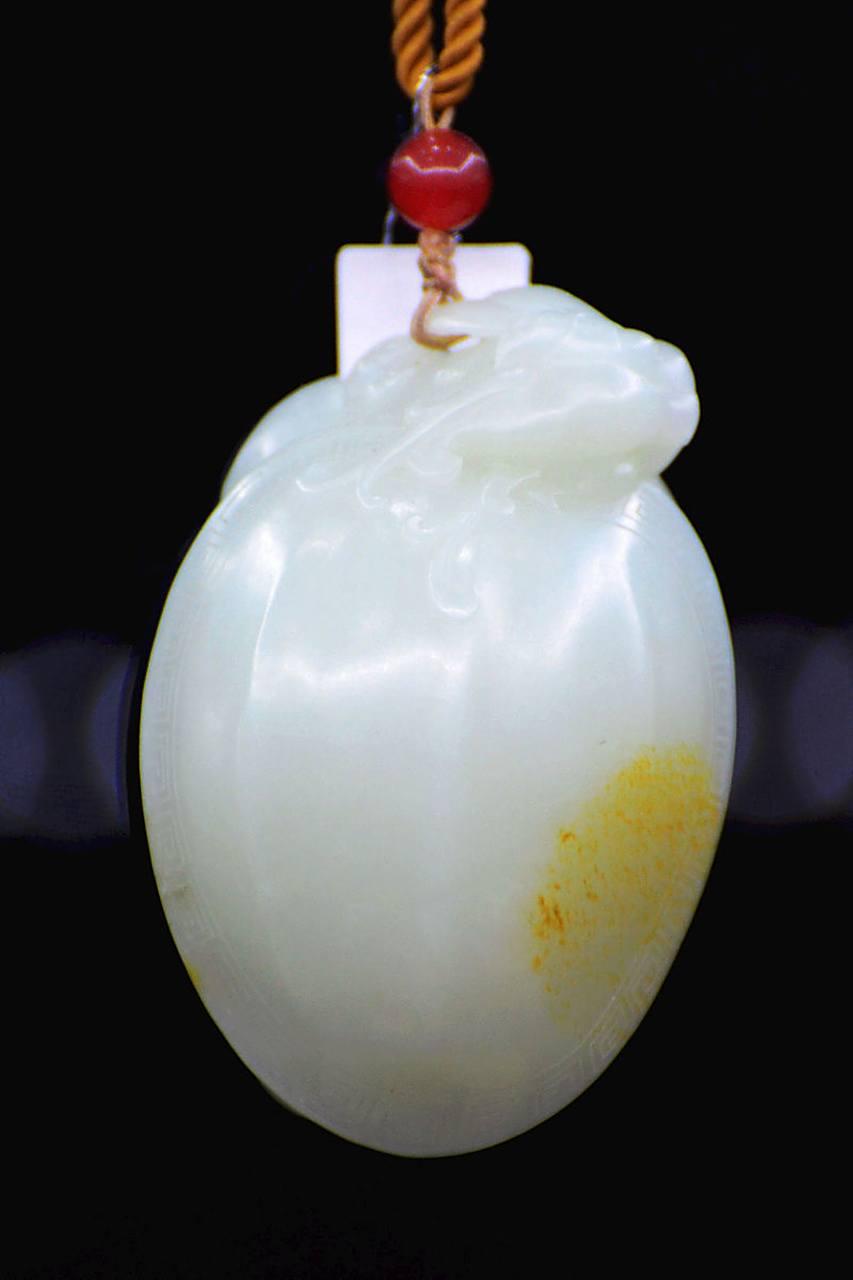 相较于翡翠的晶莹剔透、锋芒毕露，我更钟情于和田玉的温润内敛，颇具君子之风！
玩文