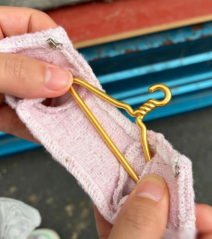 老公给女儿买的黄金衣架。早上整理女儿玩具，看到一件连衣裙里面黄黄的，揭开一看，惊