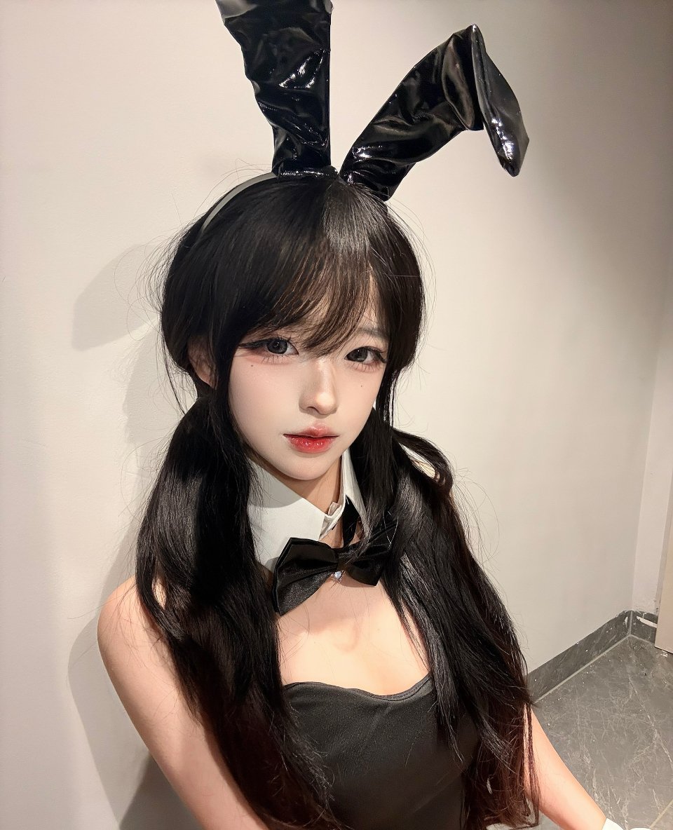 思慕社字母 她订了凌晨的航班离开。我送她去机场，一路上谁都没说话，车里只有导航偶