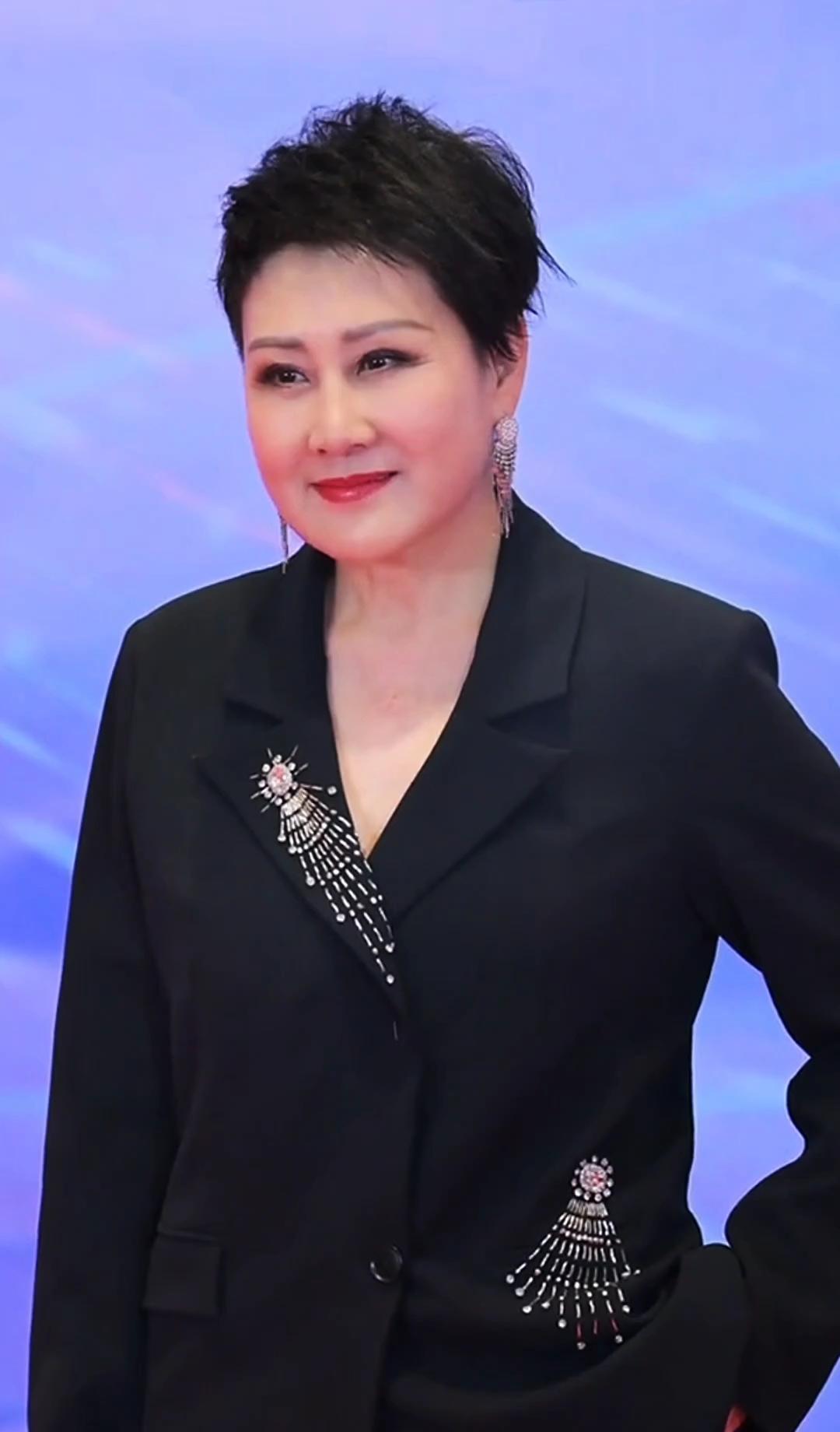 58岁的张凯丽，刚刚撕掉了贴在自己身上三十年的标签。
她穿着RUYI的黑色流苏西