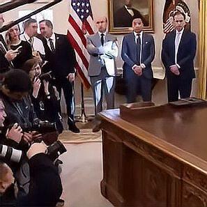 美军“怒火”喊话伊朗：一场发布会背后的威慑棋局与战略克制

   美军要动手了？