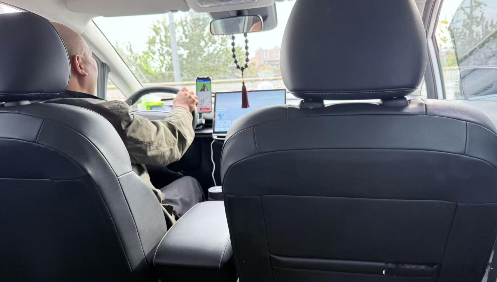 打了辆东风启辰VX6，司机说这车去年花十三四万买的，买它就是为了跑滴滴。厂家续航