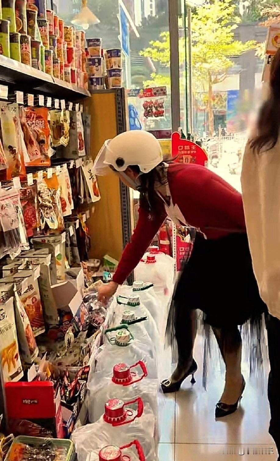 原来我们都误会红姐了，她没有偷懒，在抽签的时候不见了人影，是因为她去商店买零食了