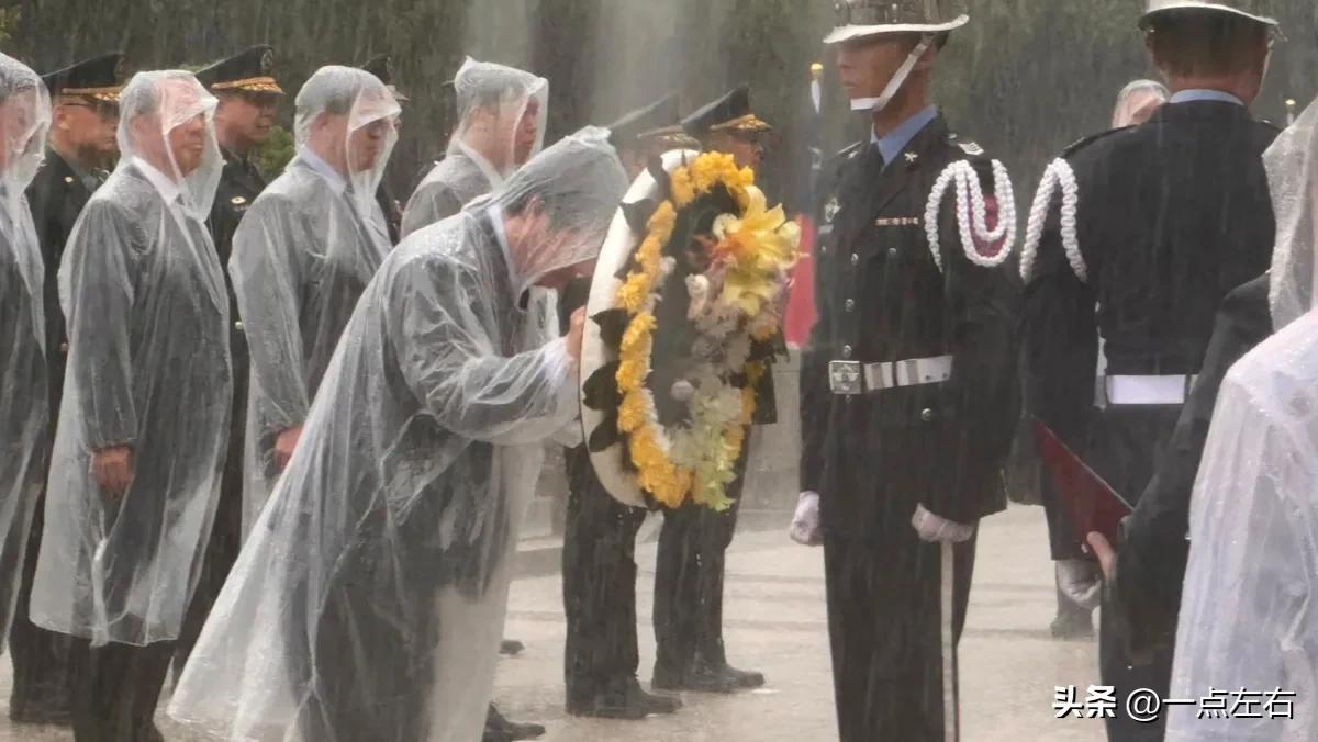 真的是好讽刺啊！

士兵淋着雨！

赖清德：穿着雨衣，裹得严严实！在做戏给谁看？