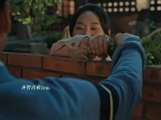 生逢其时仅观众可见的爱情线生逢其时也有一段隐秘的恋爱关系 两家隔阂横在眼前，这份