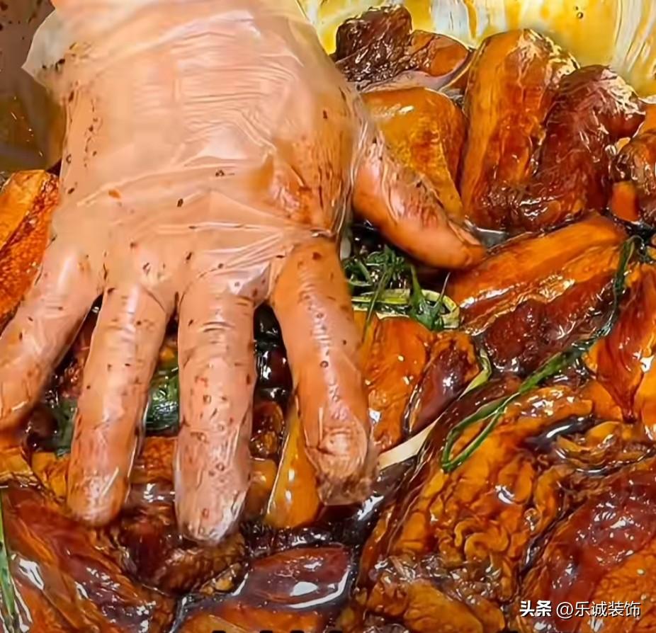 1. 糯米提前浸泡4小时，沥干加少许盐、食用油拌匀；五花肉切块，用生抽、老抽、料