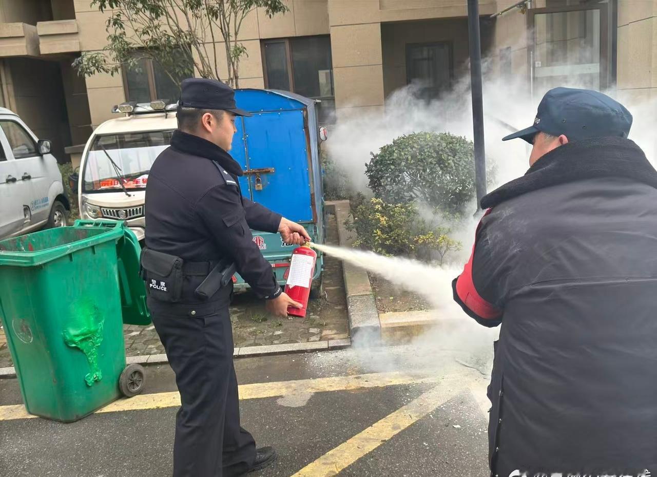 【春节不打烊 警心护安康】大年初一，@泾县泾川派出所 民警在辖区开展巡逻工作时，