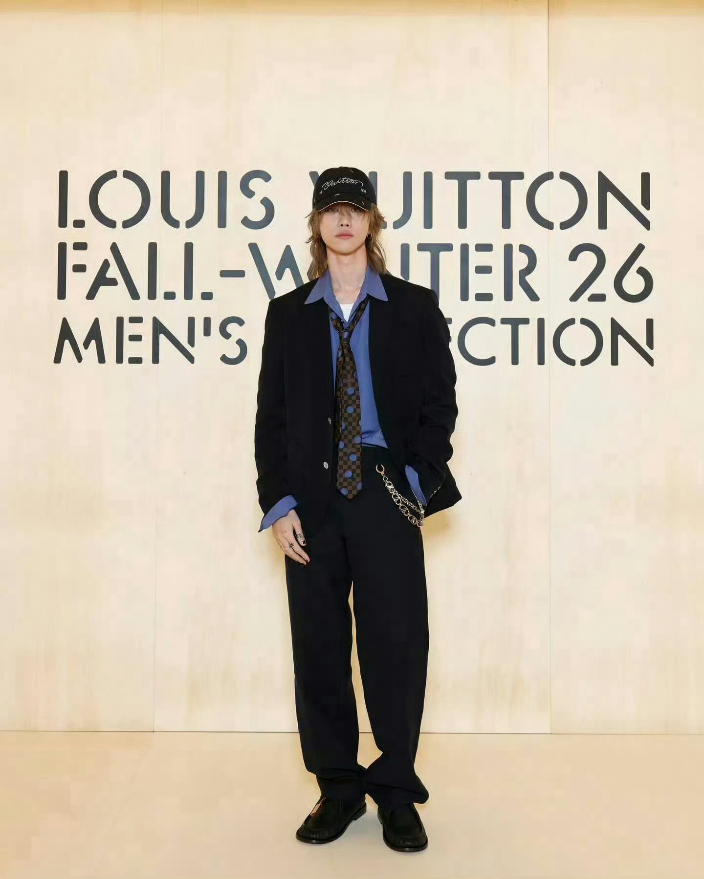 徐明浩演绎Louis Vuitton 2026早秋系列礼服十八宫格一览，从闪耀巴