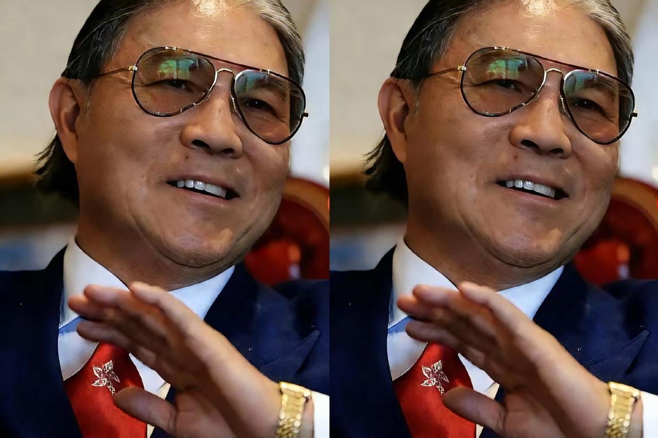 身家过百亿的霍震霆，接过孙子递来的4块钱雪王饮品时，手竟微微一抖。这哪里是年纪大