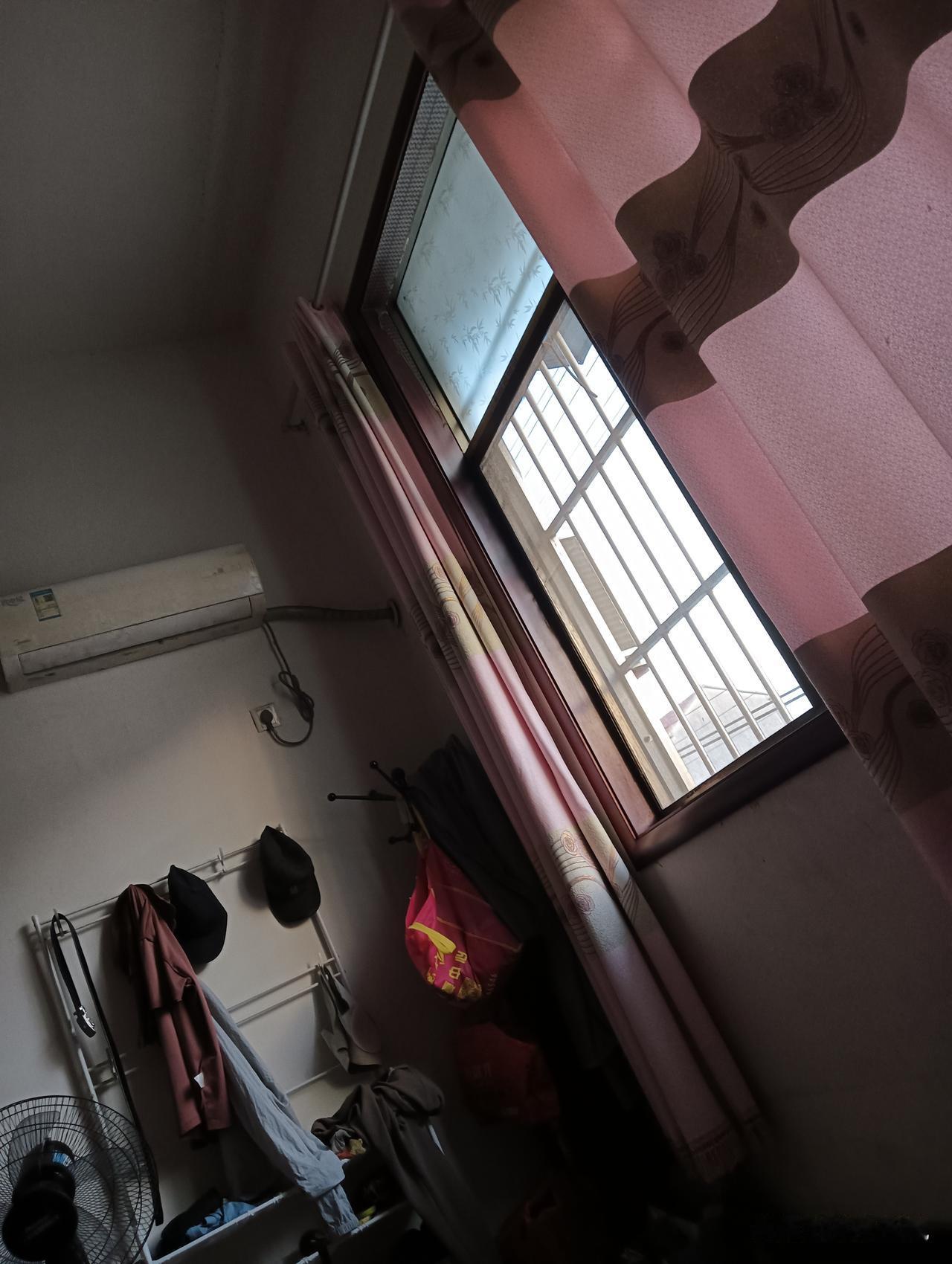 房间乱得像个“战场”，衣服到处挂着，这场景简直太真实了。有时候忙起来，根本没精力