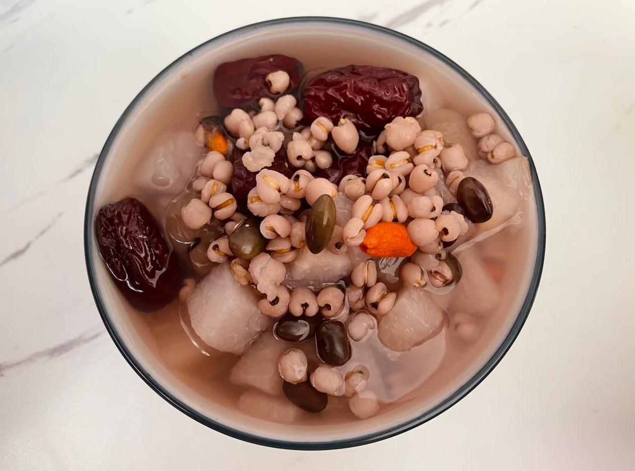 记录我的2026今日小寒煮了粥，还有胡萝卜炖羊肉，都很温补，寒冷的冬日里窝在家吃