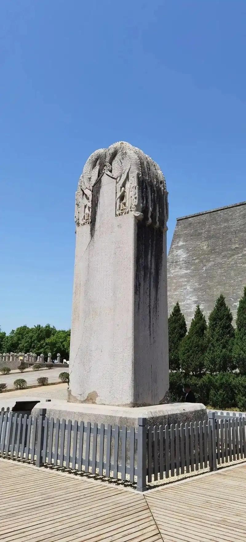 武则天无字碑：碑中谶语的千年谜
        武则天驾崩后，李显为她立了一块“